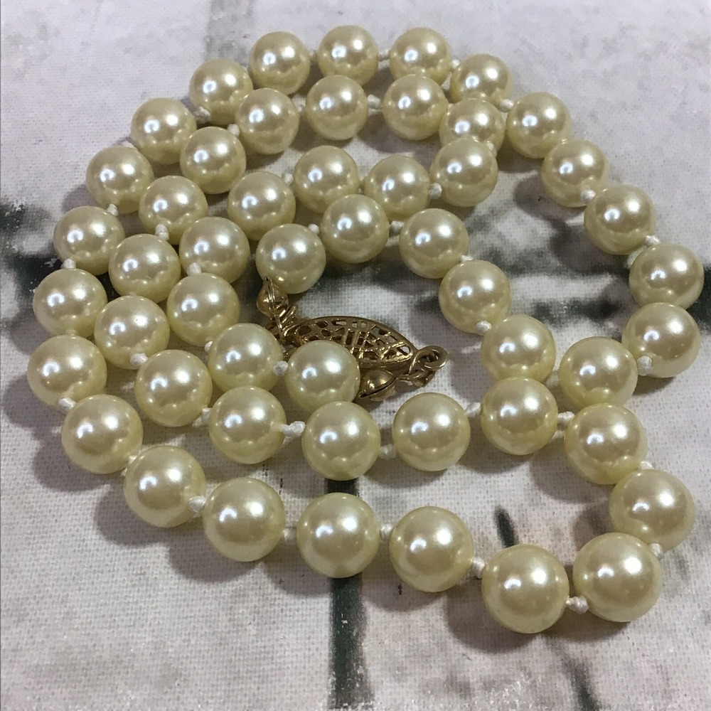 Vintage Avon Faux Pearls Single Strand Pearl Necklace Costume Fashion Jewelry